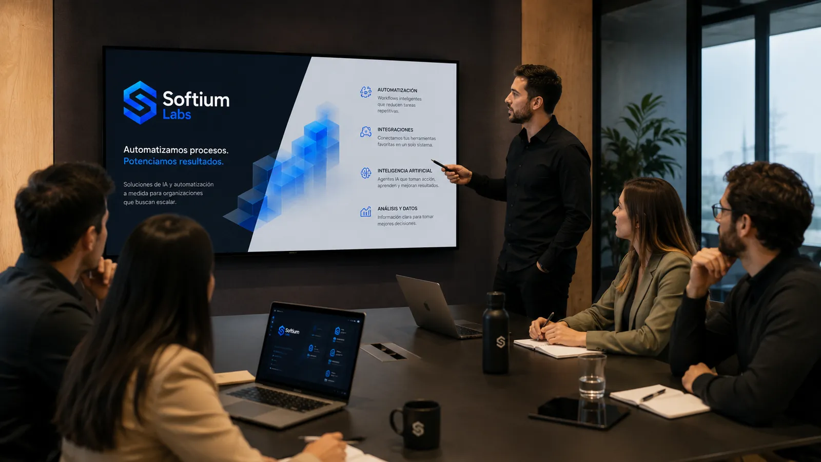 Equipo de Softium Labs presentando un sistema a un cliente